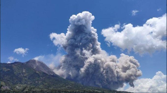 gunung-merapi-alami-erupsi