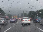 Hari ini hujan ringan berpeluang guyur kota besar, Surabaya berawan