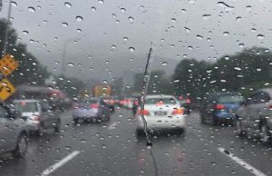 Hari ini hujan ringan berpeluang guyur kota besar, Surabaya berawan