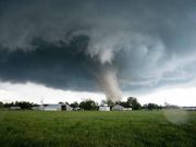 Sedikitnya 12 orang tewas saat badai hebat membawa tornado dan banjir ke Selatan, sekarang menyapu Timur Laut
