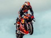 Kencang di atas mesin KTM ” Aku juga bingung…” seru Miller nyengir !! Laahhhh