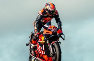Kencang di atas mesin KTM ” Aku juga bingung…” seru Miller nyengir !! Laahhhh