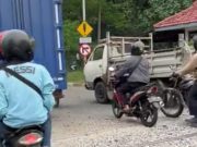 Pengendara Keluhkan Kondisi Perlintasan Kereta Api Tandes Surabaya