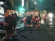 DI MUSIM PENGHUJAN, PEMKOT SURABAYA LAKUKAN PERBAIKAN JALAN BERLUBANG DI 100 TITIK PER HARI