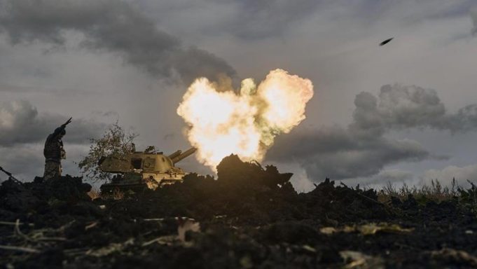 tentara-ukraina-menembakkan-artileri-dalam-pertempuran-dengan-pasukan-rusia-di-dekat-bakhmut-donetsk_169