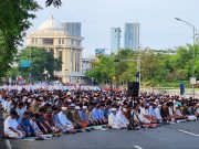 Khusyuk dan Damai, Begini Suasana Salat Idulfitri Muslim Muhammadiyah di Depan Tugu Pahlawan