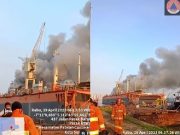 Asap Tebal Bikin Heboh, Ternyata Kapal Ini Terbakar di Pelabuhan Tanjung Perak Surabaya