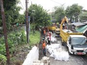 Selain Hujan Deras, Tanggul Sungai Jebol Sebabkan Jalan Mayjend Sungkono Surabaya Lumpuh