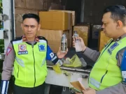 Patroli Polisi di Tol Arah Surabaya Amankan Dua Kendaraan Berisi Puluhan Dus Arak Bali