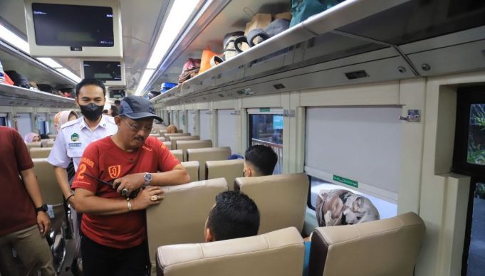 Wawali-Armuji-saat-sidak-di-stasiun-Gubeng-1000x570