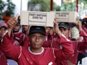 Wali Kota Surabaya Bagikan Sembako dari Donatur kepada Satgas