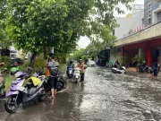 Kawasan Surabaya Barat Banjir, Lalu Lintas Lumpuh dan Belasan Kendaraan Mogok