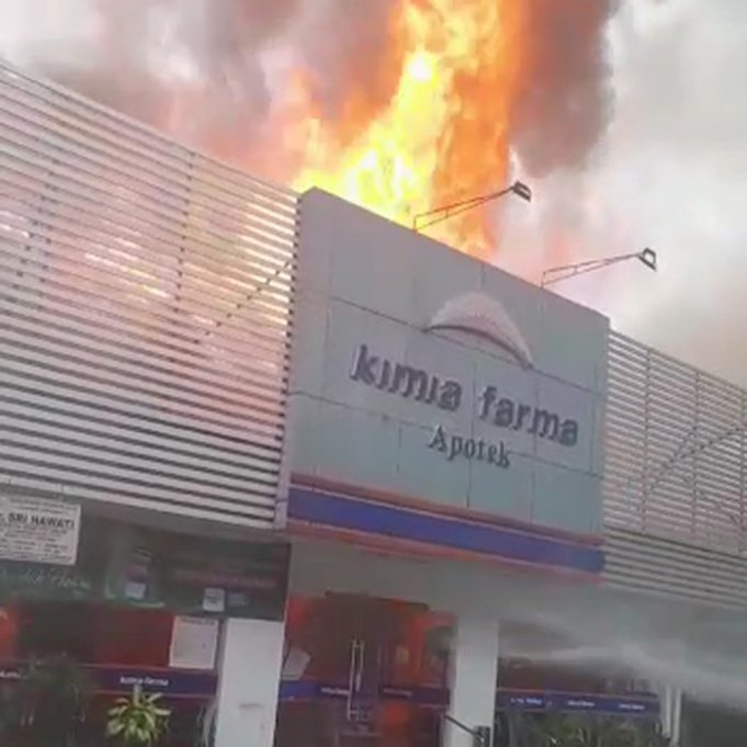 apotek-kimia-farma-surabaya-terbakar_11