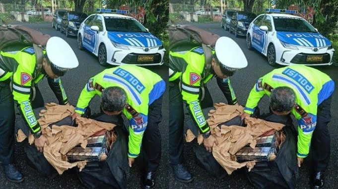 pemotor-di-Gerbang-Tol-Tandes-Minggu-942023-pagi