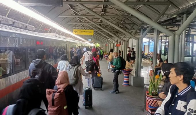 penumpang_kereta_turun