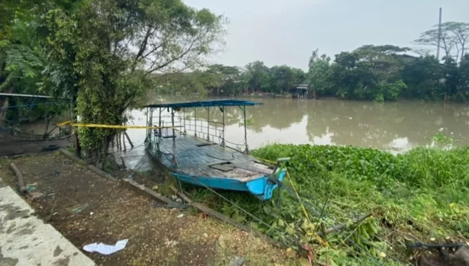 perahu-tambang-tenggelam-di-surabaya-belum-dievakuasi--thumbnail-210
