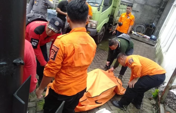pria-paruh-baya-di-gubeng-surabaya-meninggal-dalam-tangki-air--thumbnail-174