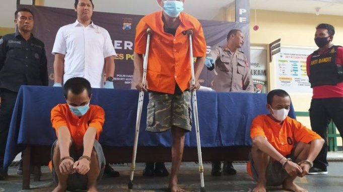 tersangka-Purbowaseso-Hasanuddin-dan-Faruk-saat-digelandang
