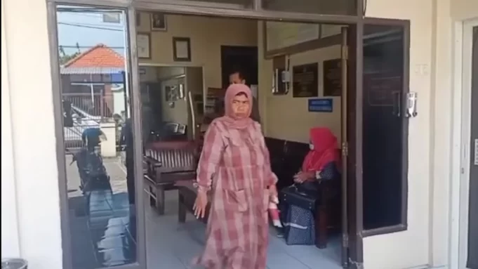 6461f0805cb28-korban-teror-tetangga-yang-disiram-air-kencing-dan-tinja-tak-mau-damai_1265_711