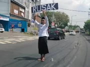 Geram Jalan Rusak di Surabaya, Warga Wiyung Gelar Aksi Sendirian