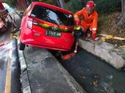 Gagal Fokus, Mobil Masuk Selokan di Jalan Perak Barat