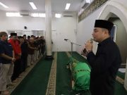 Wali Kota Surabaya ERI CAHYADI Mengantarkan Mantan Wali Kota Surabaya Whisnu Sakti Buana Ke Perisitirahatan Terakhir