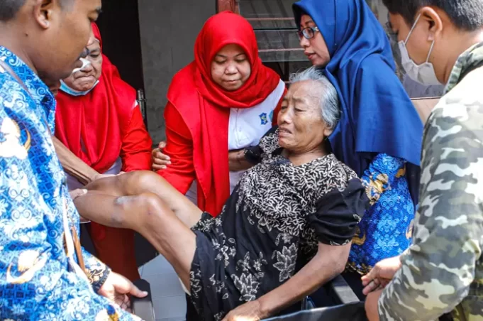 penerima-bansos-surabaya-2173392606