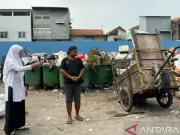 Tumpukan Sampah di TPS Surabaya yang Belum Diangkut Jadi Sorotan