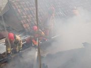 Pemilik Lupa Matikan Kompor Usai Masak, Rumah di Surabaya Hangus Terbakar
