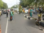 Dua Siswa Berboncengan Motor Tertabrak Mobil di Dharmawangsa Surabaya