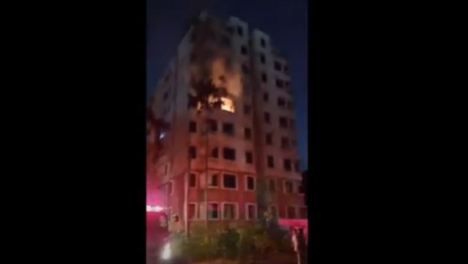 gedung_apartemen_tak_berpenghuni_di_surabaya_terba