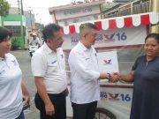 Bacaleg Partai Perindo Bagikan Gerobak pada Penjual Penyetan di Surabaya