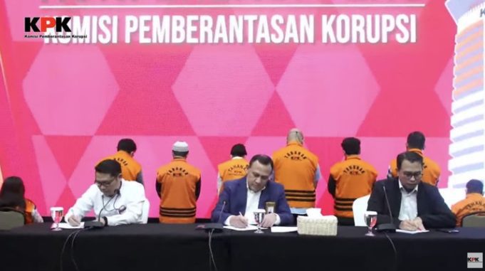 konferensi-pers-penahanan-tersangka-dugaan-tpk-terkait-pembayaran-tunjangan-kinerja-pegawai-di-kementerian-esdm-1_169