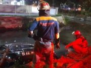 Dikejar Warga karena Melaju Zig-zag, Toyota Kijang Tercebur ke Sungai di Rungkut Surabaya