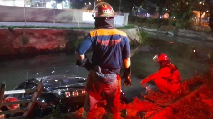 mobil-tercebur-kali-di-Rungkut-Surabaya