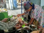 Mbah Niah, Lansia 82 Tahun yang Viral karena Berjualan Rujak hingga Tengah Malam
