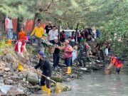 Kejaksaan Negeri (Kejari) Tanjung Perak Surabaya dan KOMPAK Bersihkan Pantai Kenjeran