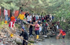 Kejaksaan Negeri (Kejari) Tanjung Perak Surabaya dan KOMPAK Bersihkan Pantai Kenjeran