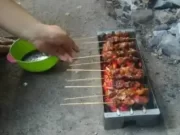 71 Orang Diduga Keracunan Daging Kurban di Surabaya