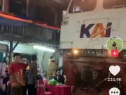Video Kereta Api Datang Ke Kondangan Masyarakat Surabaya