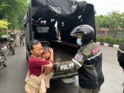 Tertibkan Dua Keluarga Luar Daerah Mengemis di Traffic Light, Pemkot Surabaya Membina lalu Pulangkan