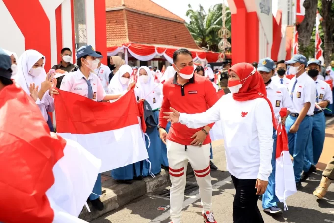 eri-dan-khofifah-bendera.jpg