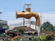 Selain Surabaya, Tugu di Indonesia yang Didesain Kelewat Kreatif