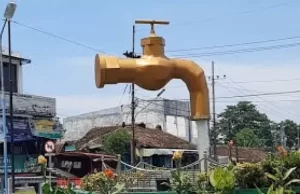 Selain Surabaya, Tugu di Indonesia yang Didesain Kelewat Kreatif