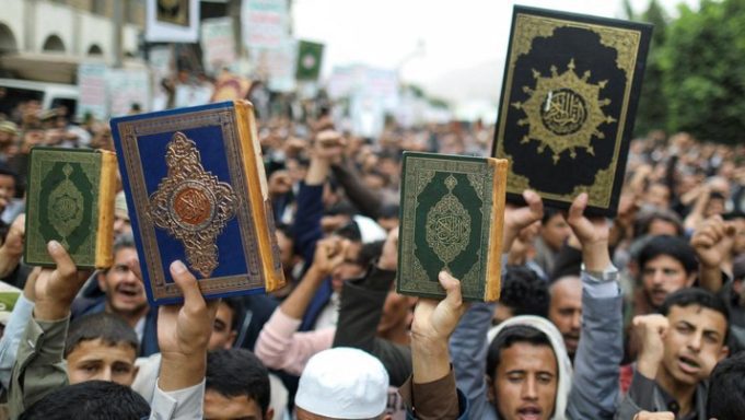 orang-orang-berdemonstrasi-menentang-penodaan-alquran-di-denmark-di-sanaa-yaman-24-juli-2023_169