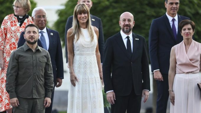presiden-ukraina-volodymyr-zelenskiy-perdana-menteri-portugis-antonio-costa-charles-michel-presiden-dewan-eropa-dan-istrinya-a_169
