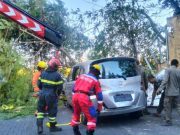 Dosen ITS Kecelakaan di Kertajaya Surabaya, Mobil Terguling dan Keluarkan Api