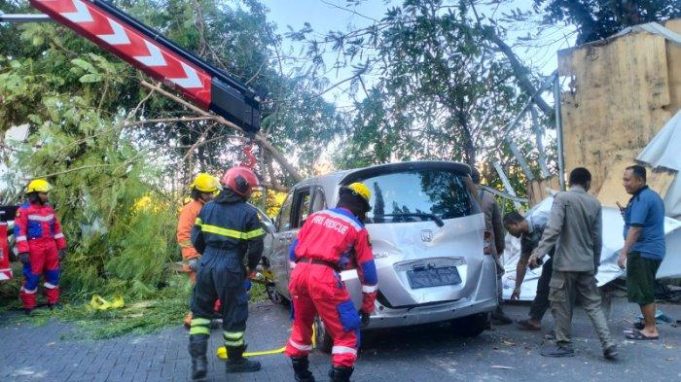 Regu-penyelamat-mengevakuasi-mobil-yang-dinaiki-Dosen-ITS-bersama-suami