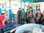 Wakil Ketua DPRD Kota Surabaya A.H. Thony Kunjungi Pabrik Paving Padat Karya