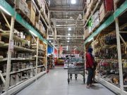 Pak Jokowi, Ada Gejala Belanja Warga RI Mulai Lesu Nih!